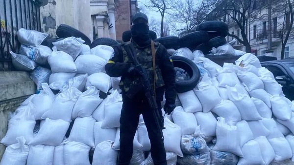 Одесса. Украинский солдат на фоне мешков