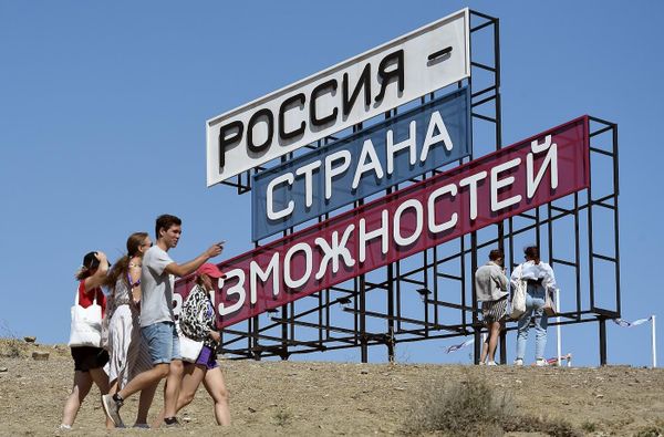 Сколько россиянок считают, что побои от мужа — норма? А что с качеством дорог?