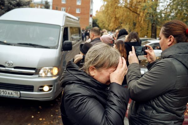 Плачущая женщина на фоне отправки на войну