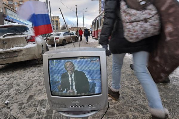 Трансляция новостей по телевизору на улице