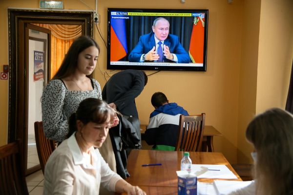 Голосование на фоне Путина в телевизоре