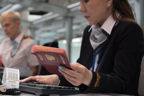 Российский паспорт при регистрации на рейс в аэропорту