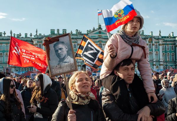 Зрители празднования 77-ой годовщины Победы в Великой Отечественной войне во время концерта на Дворцовой площади