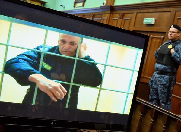 Алексей Навальный (на экране) во время заседания суда в режиме видеоконференции