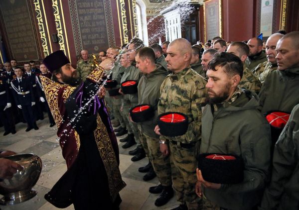 Добровольцы казачьего отряда «Дон» во врем молебна в Новочеркасске перед отправкой на войну с Украиной