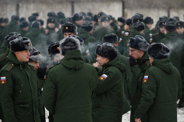 Фотография мужчин в военной форме, облавы на призывников