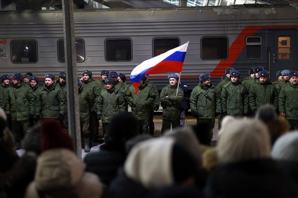 Солдаты, недавно мобилизованные Россией для военной операции в Украине, стоят на церемонии перед посадкой в поезд на железнод
