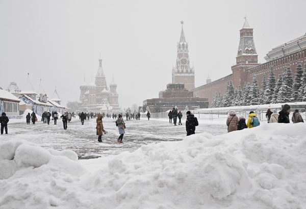 Жизнь россиян. На фотографии: Зима на Красной площади и люди, гуляющие по ней