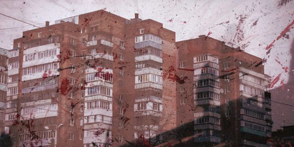Фотография, иллюстрирующая домашнее насилие: многоквартирный дом, верхним слоем – кровь