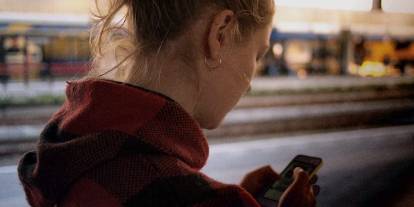 Девушка с мобильным телефоном в руках