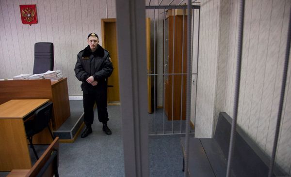 За что можно получить больший срок — за акцию против войны или избиение человека?