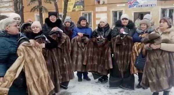 Родственницы погибших солдат и шубы, которые у них отобрали сразу после съемок видео