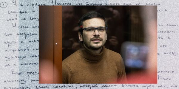 Иллюстрация: Илья Яшин в аквариуме на суде. На фоне — его письма из заключения
