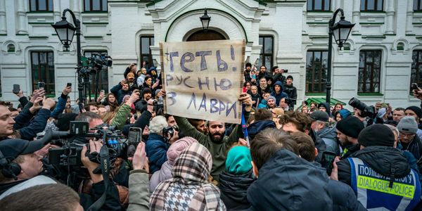 Рейдерский захват, давление со стороны патриотов и следы Москвы