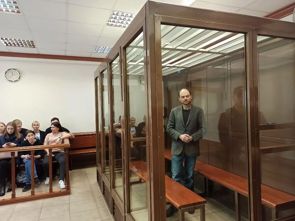 Иллюстрация: Владимир Кара-Мурза в судебном аквариуме. За госизмену теперь можно получить пожизненное