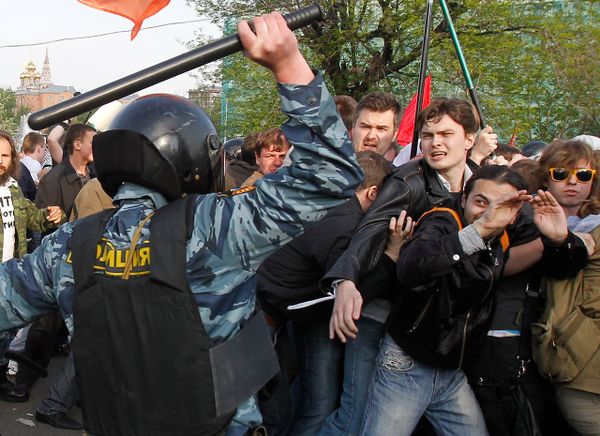 Тоталитаризм и абьюз. Омоновец замахивается на протестующего