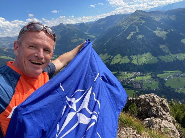 Самозванец из НАТО призывает бомбить Белград и разделить Россию