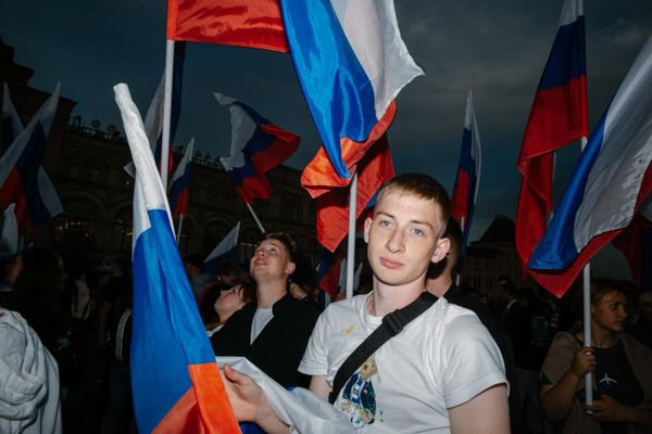 Шаман выступил на концерте в Кремле. Человек в окружении флагов России