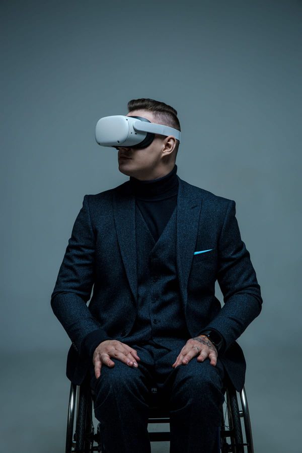 реабилитация в VR. человек в инвалидной коляске в очках виртуальной реальности