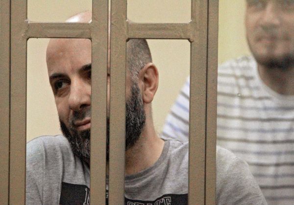 Политзаключенные чаще попадают в ШИЗО. Теймур Абдуллаев за решеткой в суде