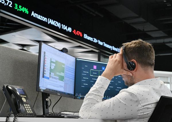 Инвестор перед компьютером на бирже. «СПБ биржа» попала под санкции
