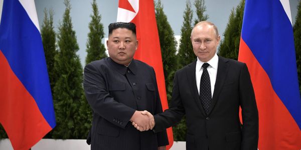 Ким Чен Ын и Путин жмут руки. Друзья России