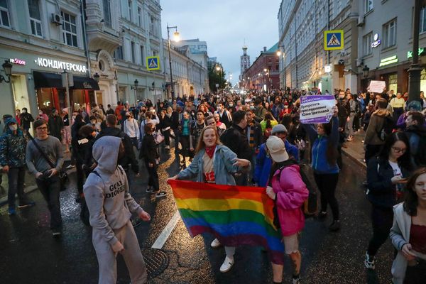 ЛГБТ хотят признать экстремистским. Люди на митинге разворачивают радужный флаг