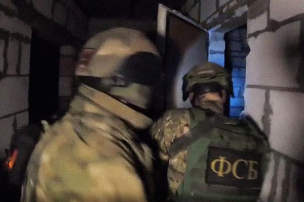 Оперативники ФСБ на задании. Мигранты в России — террористы?