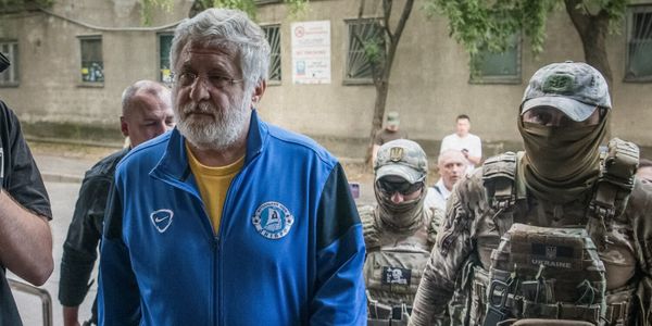 Игорь Коломойский при задержании в сопровождении СБУ. Зеленский лишил олигархов власти