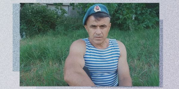 Асхаб Алибеков, Дикий десантник, в фуражке ВДВ и майке