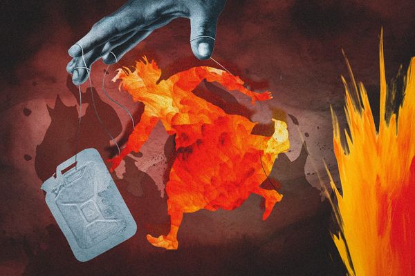 Иллюстрация: пенсионеры поджигают военкоматы