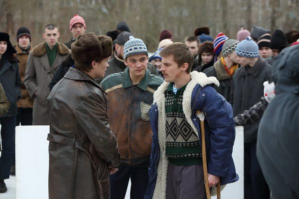 Кащей и Адидас спорят. Сцена из сериала «Слово пацана. Кровь на асфальте»