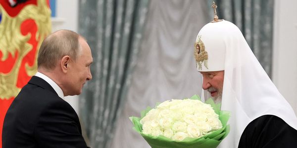 Патриарх Кирилл дарит цветы Путину