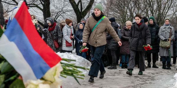 Россияне выходят почтить память Навального.