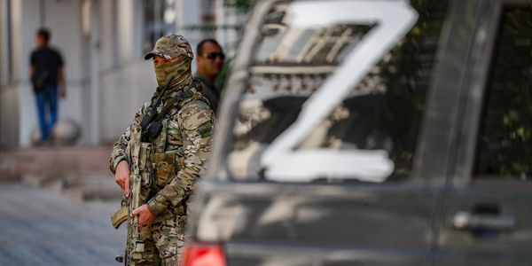 российский военные и машина с буквой Z — символом агрессии России в Украине