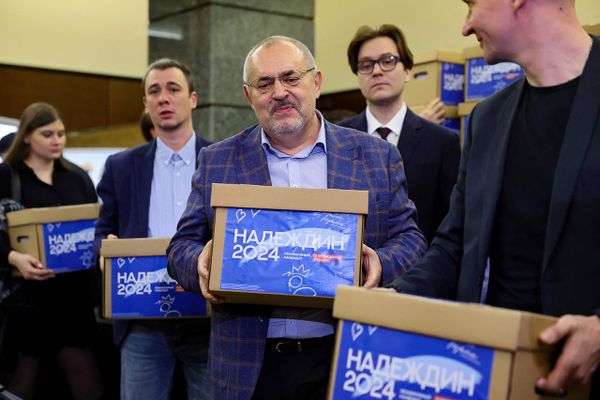 Борис Надеждин и его команда с коробками подписей в ЦИК