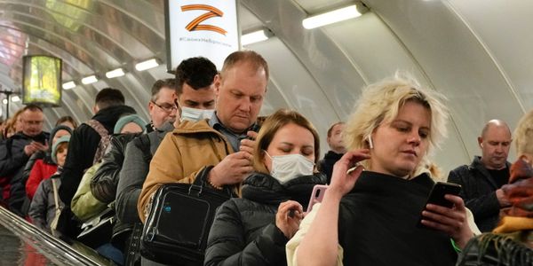Россияне устали от войны? Иллюстрация: граждане РФ спускаются в метро