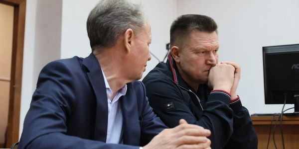 Избежал тюрьмы за взятки