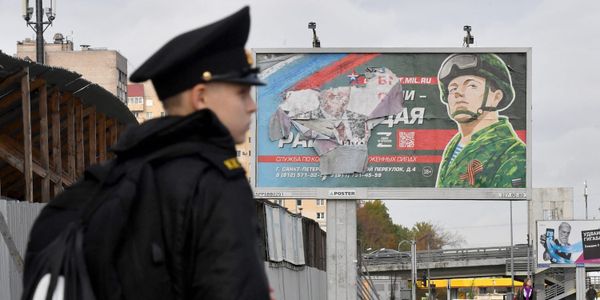 Выпускники идут на фронт сразу после школы