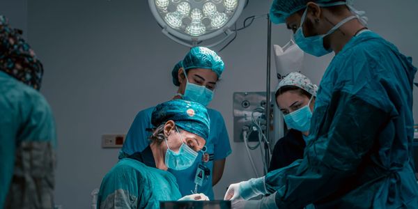 Инвестбанкир из Франции чуть не стала инвалидом из-за операции по удлинению конечностей