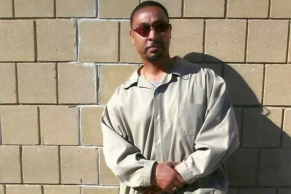 Осудивший на пять пожизненных сроков человека судья передумал