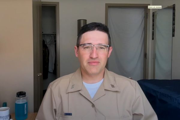 Я русский и служу на авианосце США