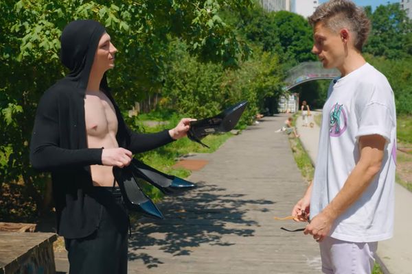 Юрий Дудь и пришедший на «голую вечеринку» в одном носке Vacío пробежались на каблуках