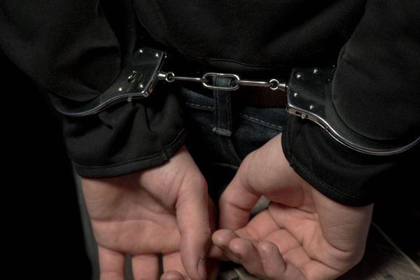 Группу мужчин обвинили в распространении сатанинских видео с насилием и пытками младенцев