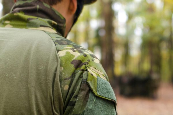 СМИ: военный взял в заложники и многократно изнасиловал предложившую услуги няни несовершеннолетнюю девушку