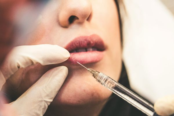Эксперты предупредили о новых рисках «уколов красоты»