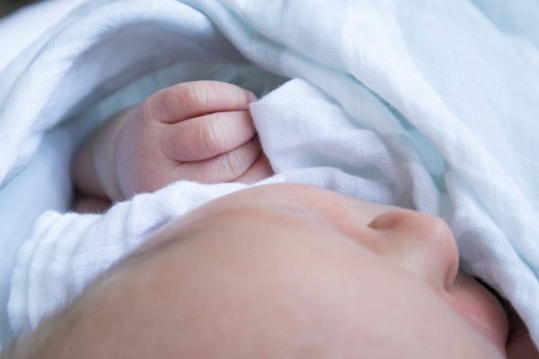 Медсестра отрезала новорожденному палец во время родов