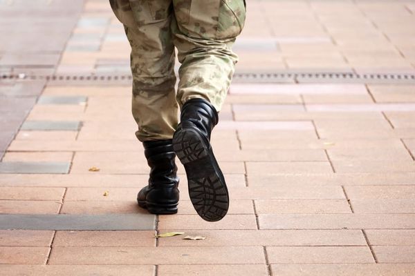 Месяцами истязавший жену с ребенком военный взял в заложницы «случайную» женщину и задушил ее