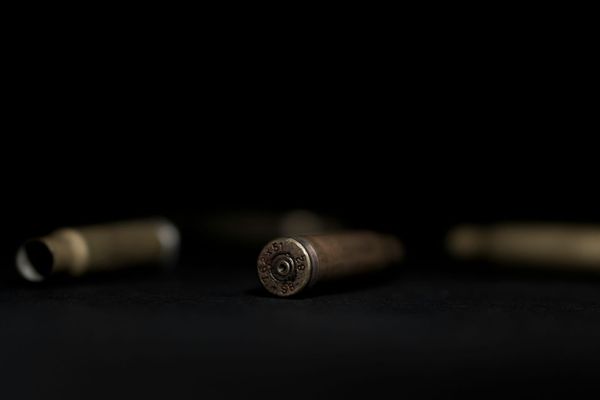 Поссорившийся с соседом россиянин попытался ворваться в его квартиру и получил пулю в лоб