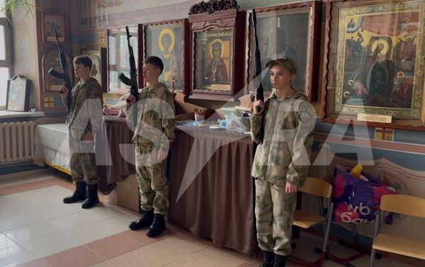 Подростки с автоматами выступили в православном храме